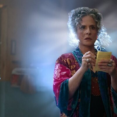 Patti LuPone en Capítulo 2 titulado 'El círculo abrirá la puerta al más allá' de 'Agatha, ¿quién si no?'
