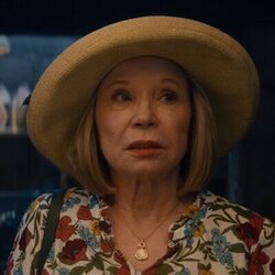 Debra Jo Rupp en 'El círculo abrirá la puerta al más allá' de 'Agatha All Along'