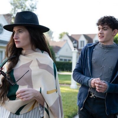 Kathryn Hahn y Joe Locke en el 1x02 de 'Agatha: Coven of Chaos'