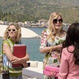 Jennifer Coolidge y Haley Lu Richardson en 'Ciao' de 'The White Lotus'