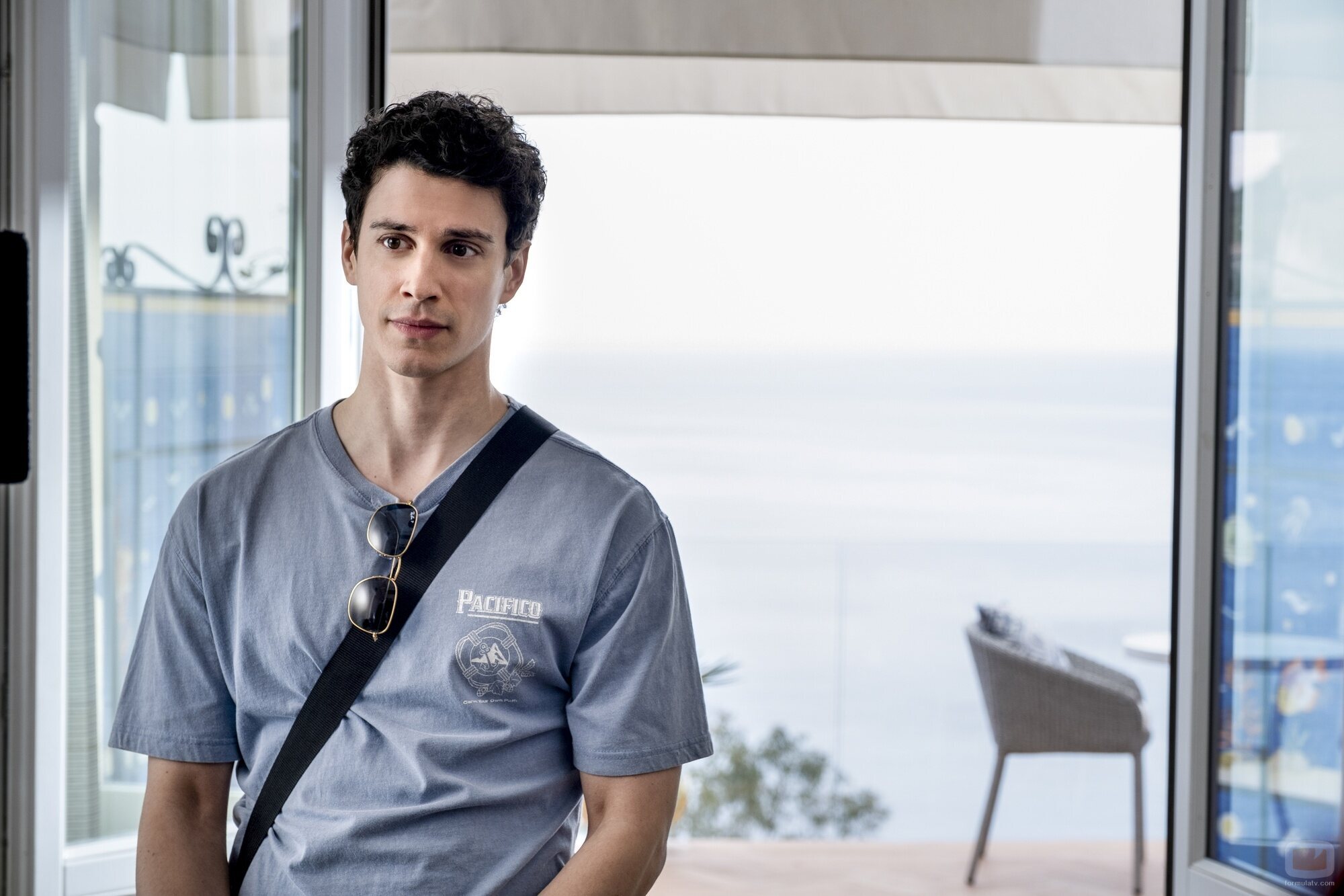 Adam DiMarco en 2x01 titulado 'Ciao' de 'The White Lotus'