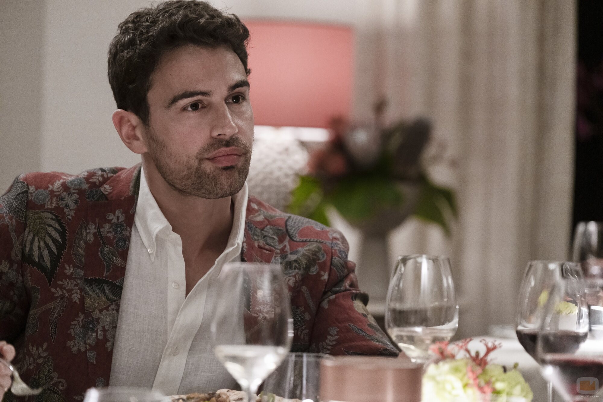 Theo James en el 2x02 de 'The White Lotus'