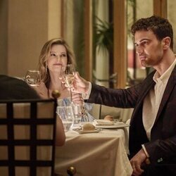 Theo James y Meghann Fahy en el 2x07 de 'The White Lotus'