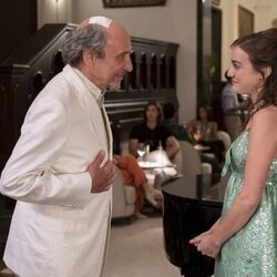 F. Murray Abraham y Beatrice Grannò en 'Arrivederci' de 'The White Lotus'
