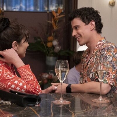 Adam DiMarco y Simona Tabasco en el 2x07 de 'The White Lotus'