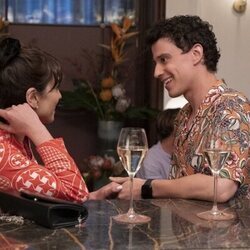 Adam DiMarco y Simona Tabasco en el 2x07 de 'The White Lotus'