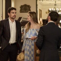 Theo James y Meghann Fahy en 2x07 'Arrivederci' de 'The White Lotus'