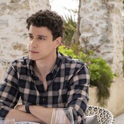 Adam DiMarco en 2x07 titulado 'Arrivederci' de 'The White Lotus'