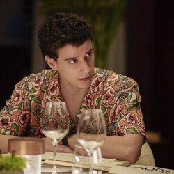 Foto de Adam DiMarco en 2x07 titulado 'Arrivederci' de 'The White Lotus'