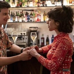 Imagen de Adam DiMarco y Simona Tabasco en el 2x07 de 'The White Lotus'