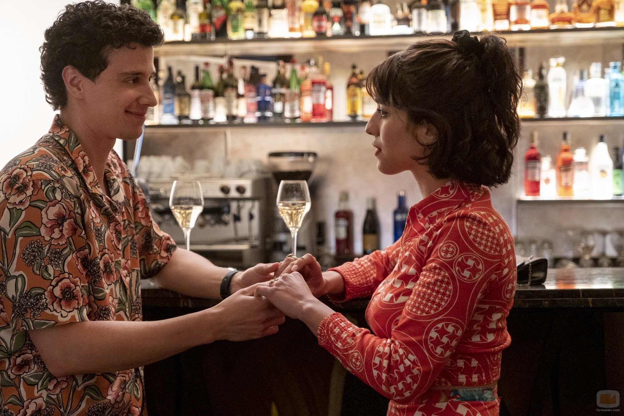 Imagen de Adam DiMarco y Simona Tabasco en el 2x07 de 'The White Lotus'