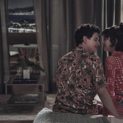 Adam DiMarco y Simona Tabasco en 'Arrivederci' de 'The White Lotus'