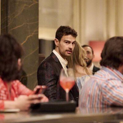 Theo James en el 2x07 de 'The White Lotus'