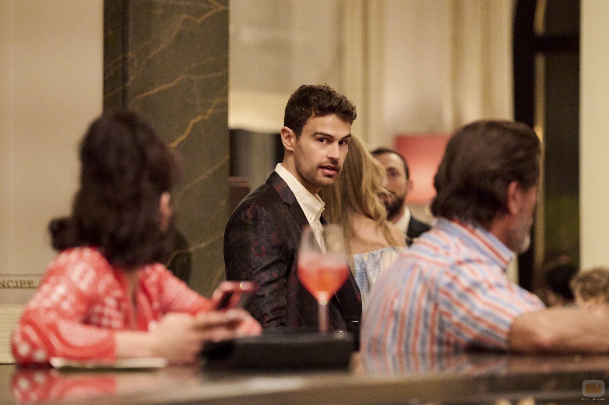Theo James en el 2x07 de 'The White Lotus'