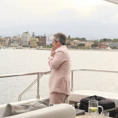 Imagen de Tom Hollander en el 2x07 de 'The White Lotus'