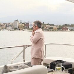 Imagen de Tom Hollander en el 2x07 de 'The White Lotus'