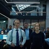 Kristin Scott Thomas y Freddie Fox en el 1x01 de 'Slow Horses'