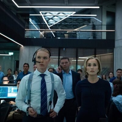 Kristin Scott Thomas y Freddie Fox en el 1x01 de 'Slow Horses'