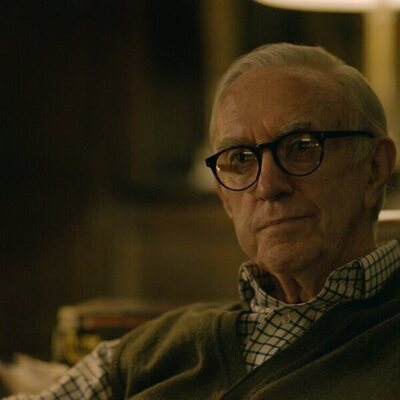 Jonathan Pryce en el 1x01 de 'Slow Horses'