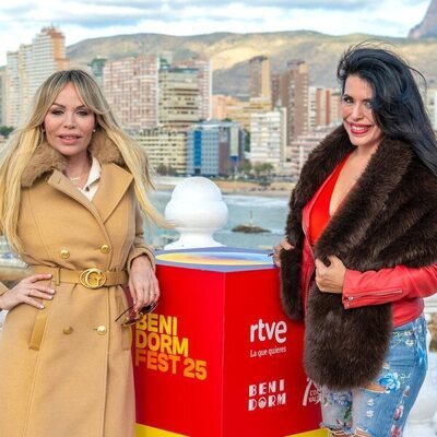 Sonia y Selena posan en la rueda del prensa del Benidorm Fest 2025