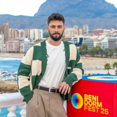 J Kbello posa en la rueda de prensa del Benidorm Fest 2025