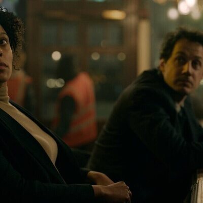 Rosalind Eleazar en 1x02 'Copas después del trabajo' de 'Slow Horses'