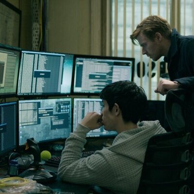 Jack Lowden y Christopher Chung en la temporada 1 y el capítulo 02 de 'Slow Horses'
