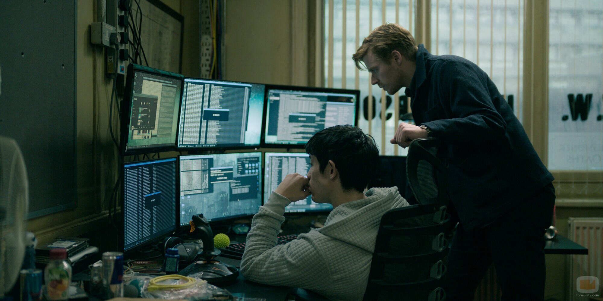 Jack Lowden y Christopher Chung en la temporada 1 y el capítulo 02 de 'Slow Horses'