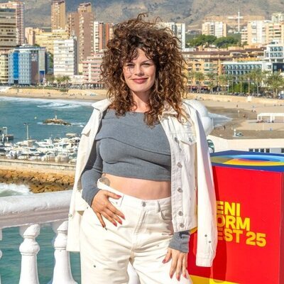 Mel Ömana posa en la rueda de prensa del Benidorm Fest 2025