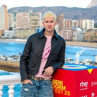 Henry Semler posa en la rueda de prensa del Benidorm Fest 2025