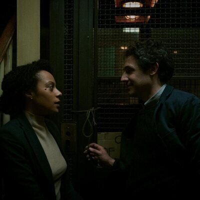 Rosalind Eleazar y Dustin Demri-Burns en la temporada 1 y el capítulo 03 de 'Slow Horses'