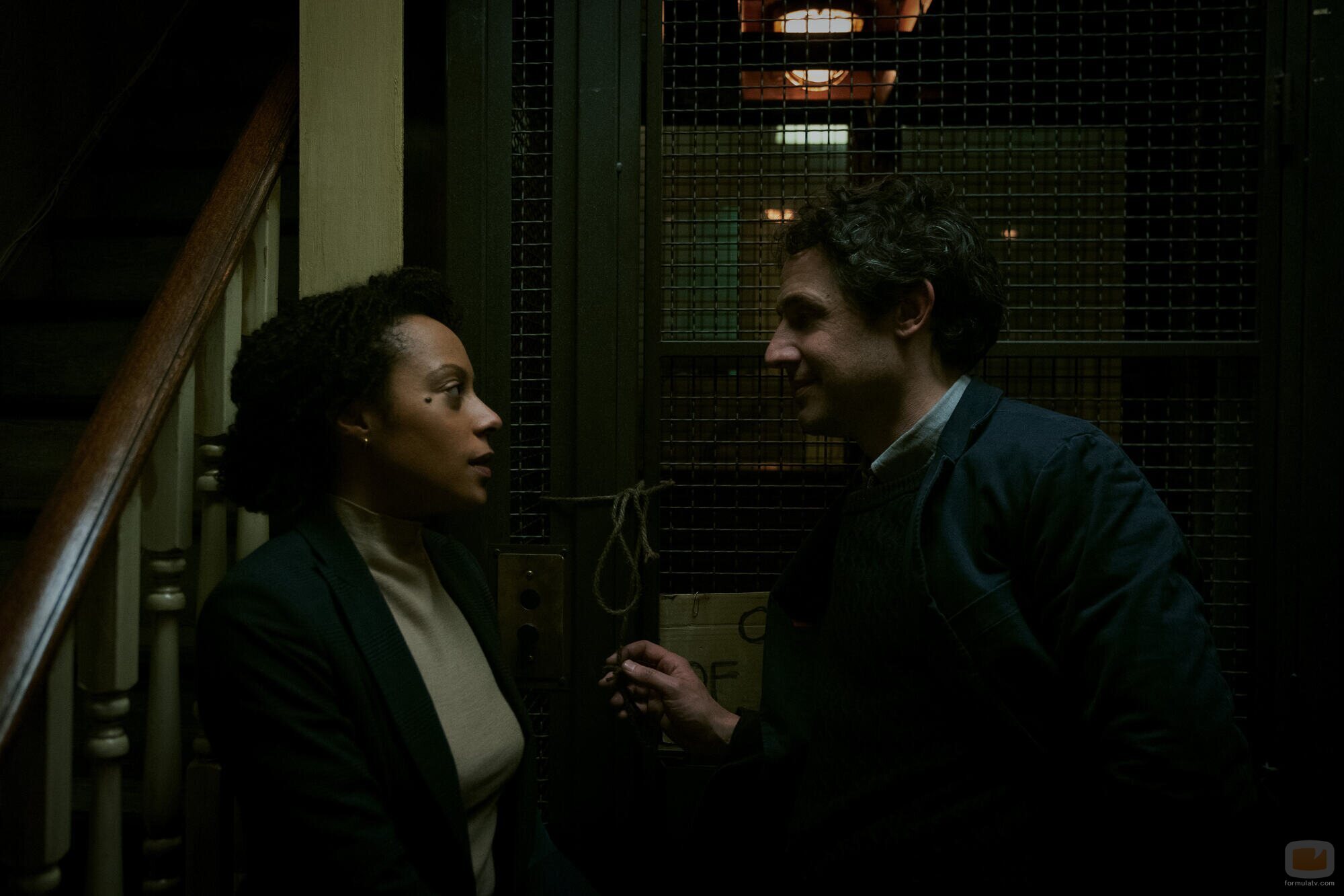 Rosalind Eleazar y Dustin Demri-Burns en la temporada 1 y el capítulo 03 de 'Slow Horses'