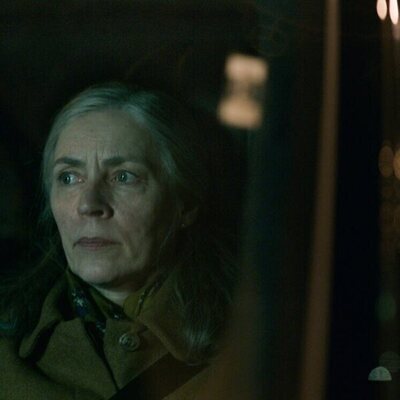 Saskia Reeves en 1x04 titulado 'Horario de visitas' de 'Slow Horses'