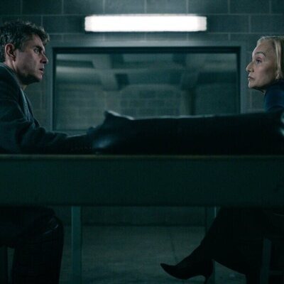 Paul Higgins y Kristin Scott Thomas en la temporada 1 y el capítulo 04 de 'Slow Horses'