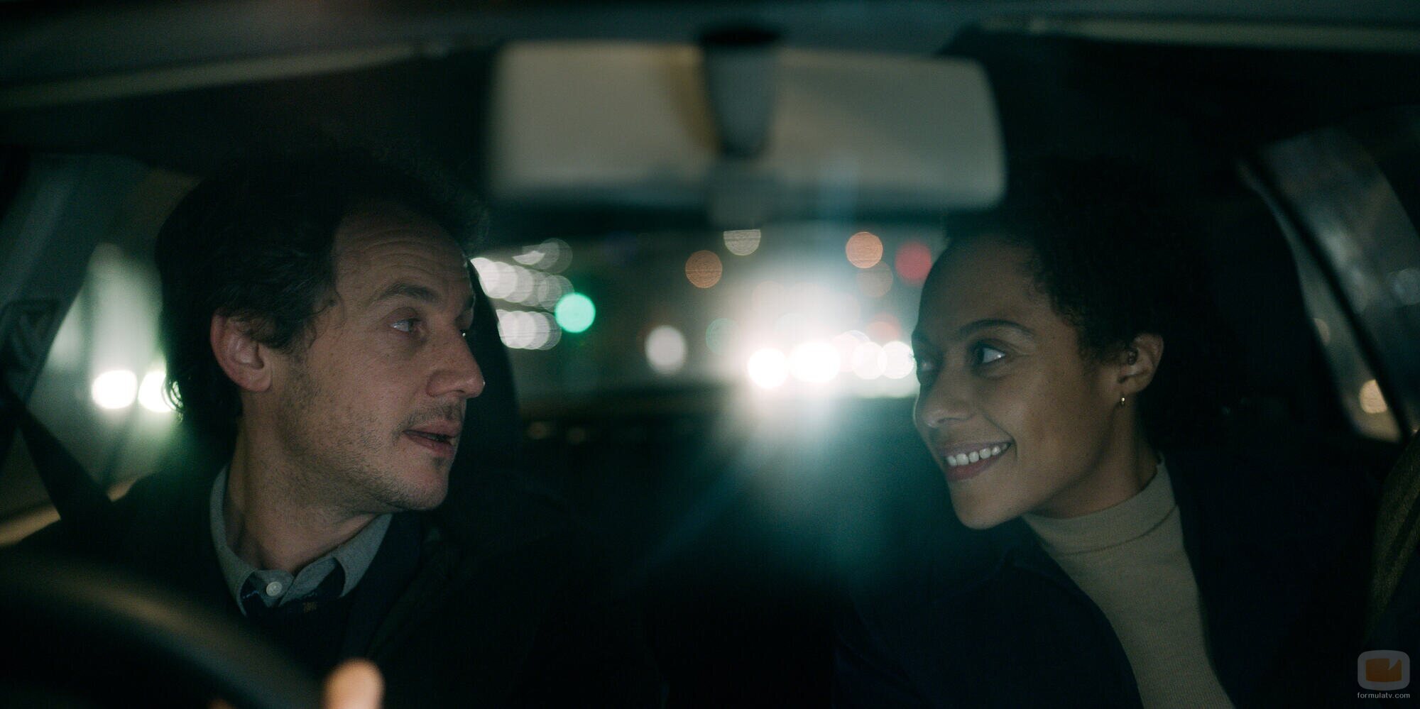 Rosalind Eleazar y Dustin Demri-Burns en 1x04 titulado 'Horario de visitas' de 'Slow Horses'