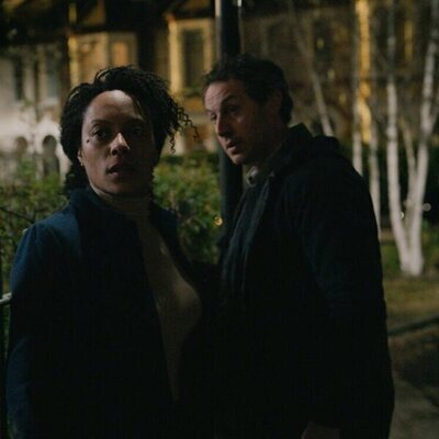 Rosalind Eleazar y Dustin Demri-Burns en 1x04 'Horario de visitas' de 'Slow Horses'