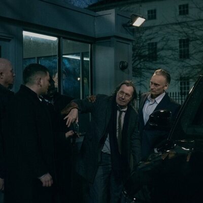 Gary Oldman y Chris Reilly en la temporada 1 y el capítulo 05 de 'Slow Horses'