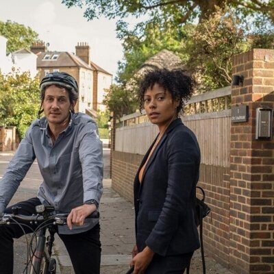 Rosalind Eleazar y Dustin Demri-Burns en 2x01 'Última parada' de 'Slow Horses'