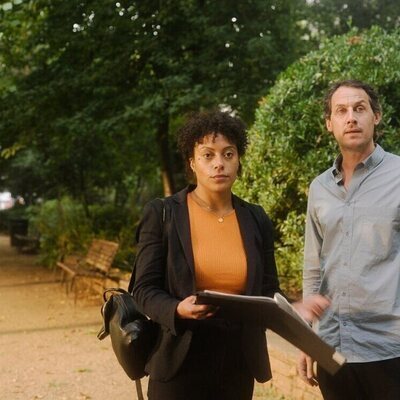 Foto de Rosalind Eleazar y Dustin Demri-Burns en 2x01 'Última parada' de 'Slow Horses'