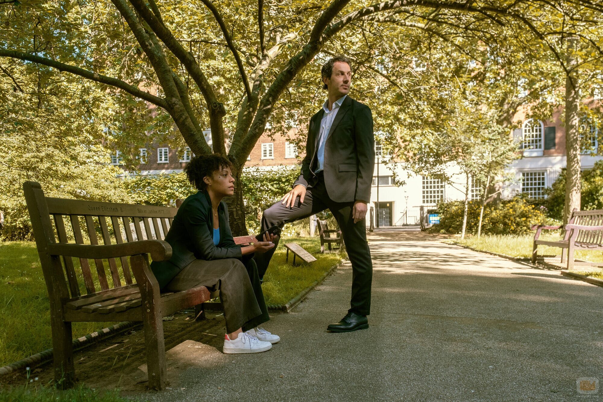 Rosalind Eleazar y Dustin Demri-Burns en Capítulo 1 titulado 'Última parada' de 'Slow Horses'