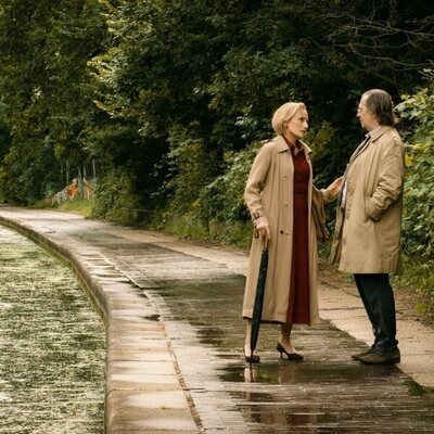 Gary Oldman y Kristin Scott Thomas en el 2x01 de 'Slow Horses'