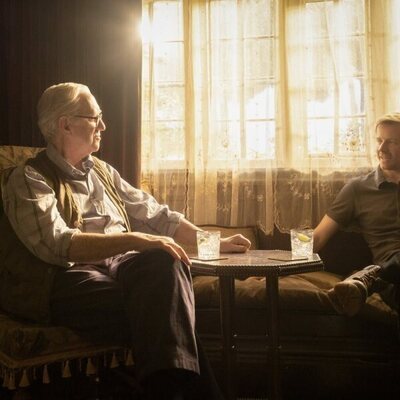 Jonathan Pryce y Jack Lowden en Capítulo 1 titulado 'Última parada' de 'Slow Horses'