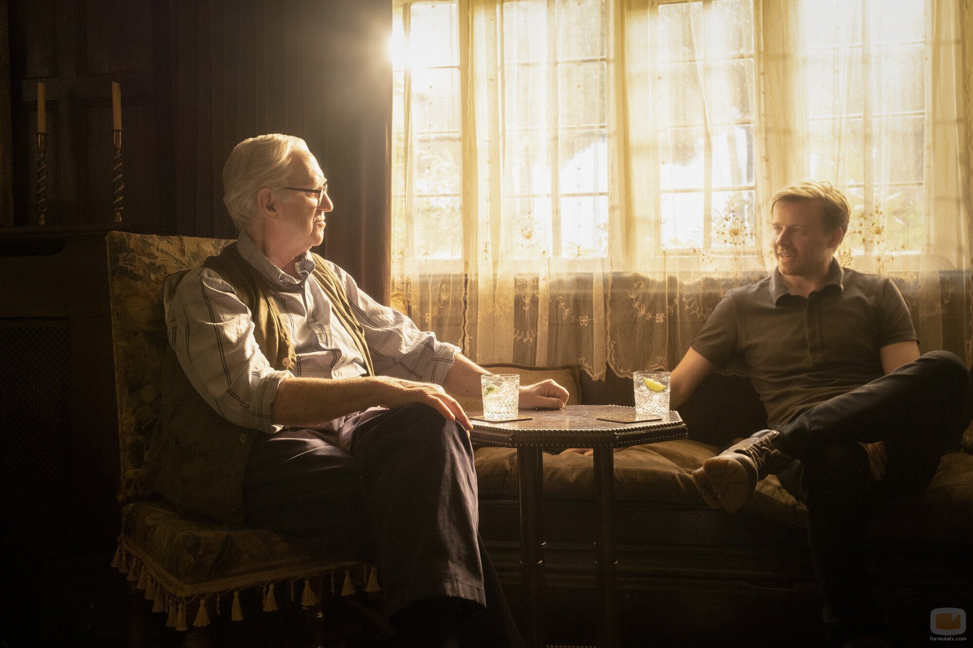 Jonathan Pryce y Jack Lowden en Capítulo 1 titulado 'Última parada' de 'Slow Horses'
