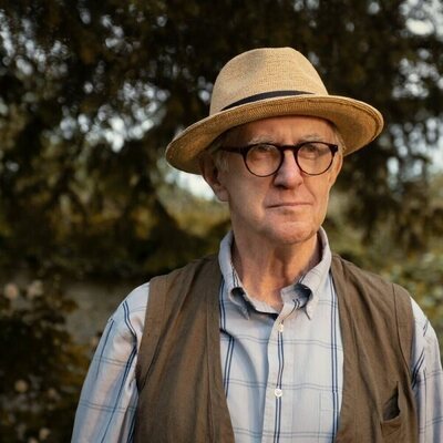 Jonathan Pryce en el 2x01 de 'Slow Horses'