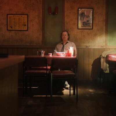 Still de Gary Oldman en 2x01 titulado 'Última parada' de 'Slow Horses'