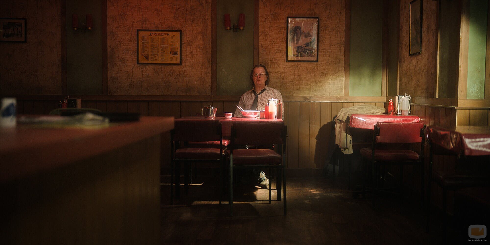 Still de Gary Oldman en 2x01 titulado 'Última parada' de 'Slow Horses'