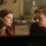 Jack Lowden y Aimee-Ffion Edwards en 2x01 'Última parada' de 'Slow Horses'
