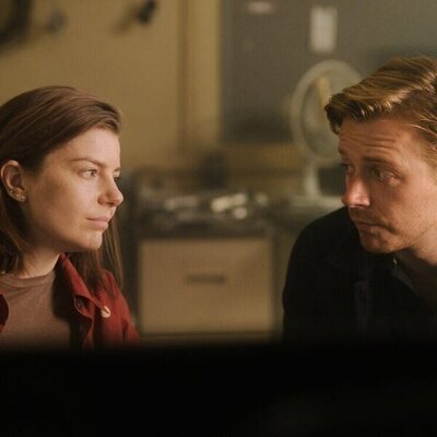 Jack Lowden y Aimee-Ffion Edwards en 2x01 'Última parada' de 'Slow Horses'