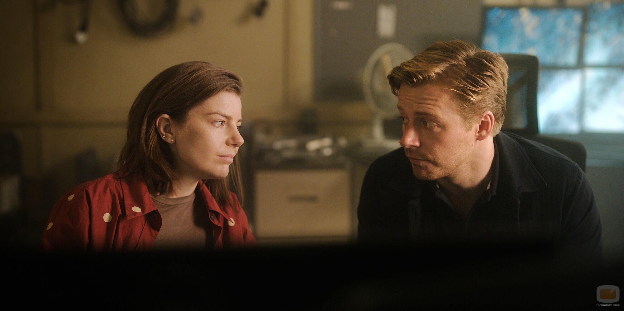 Jack Lowden y Aimee-Ffion Edwards en 2x01 'Última parada' de 'Slow Horses'
