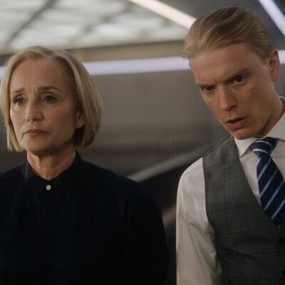 Kristin Scott Thomas y Freddie Fox en el 2x03 de 'Slow Horses'